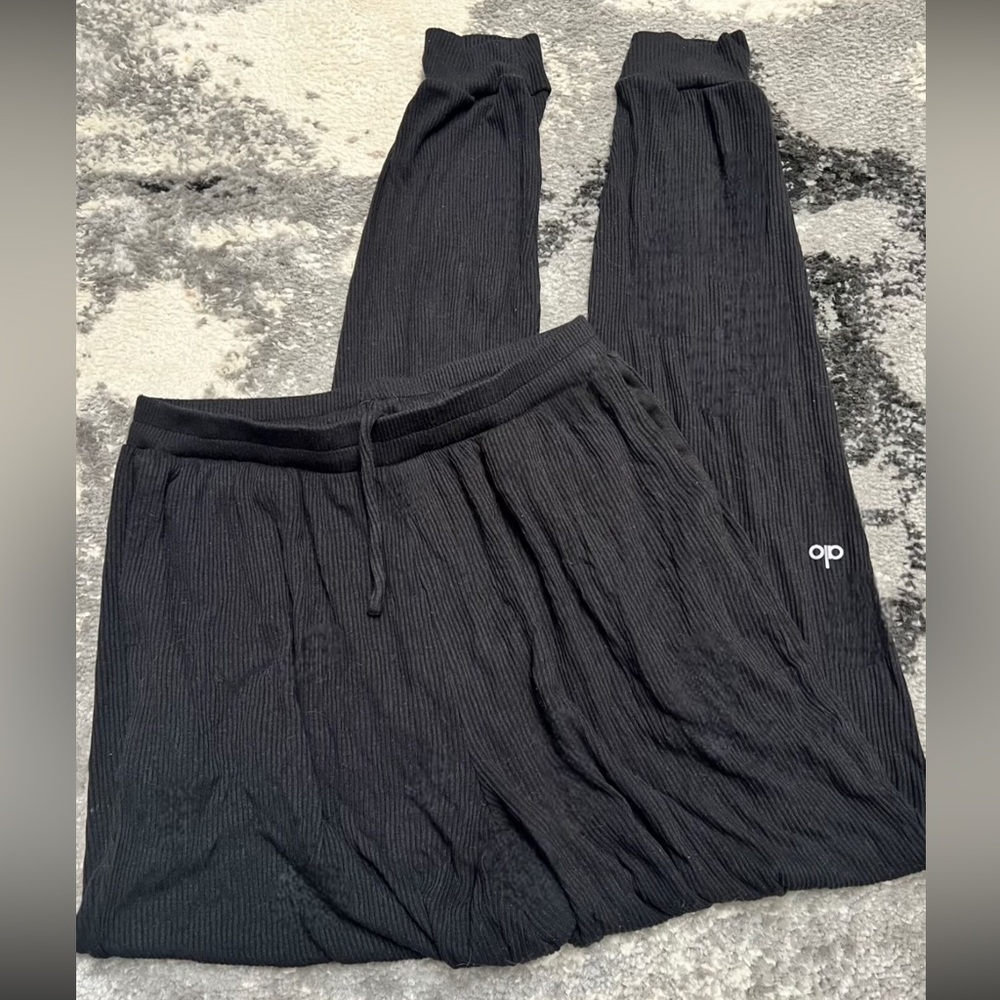 ALO Yoga Lounging Joggers
